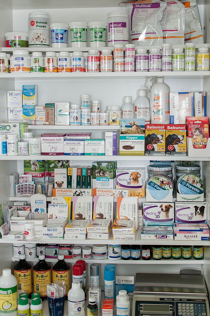 Półki z lekami i suplementami weterynaryjnymi – Vet Center Jasło

